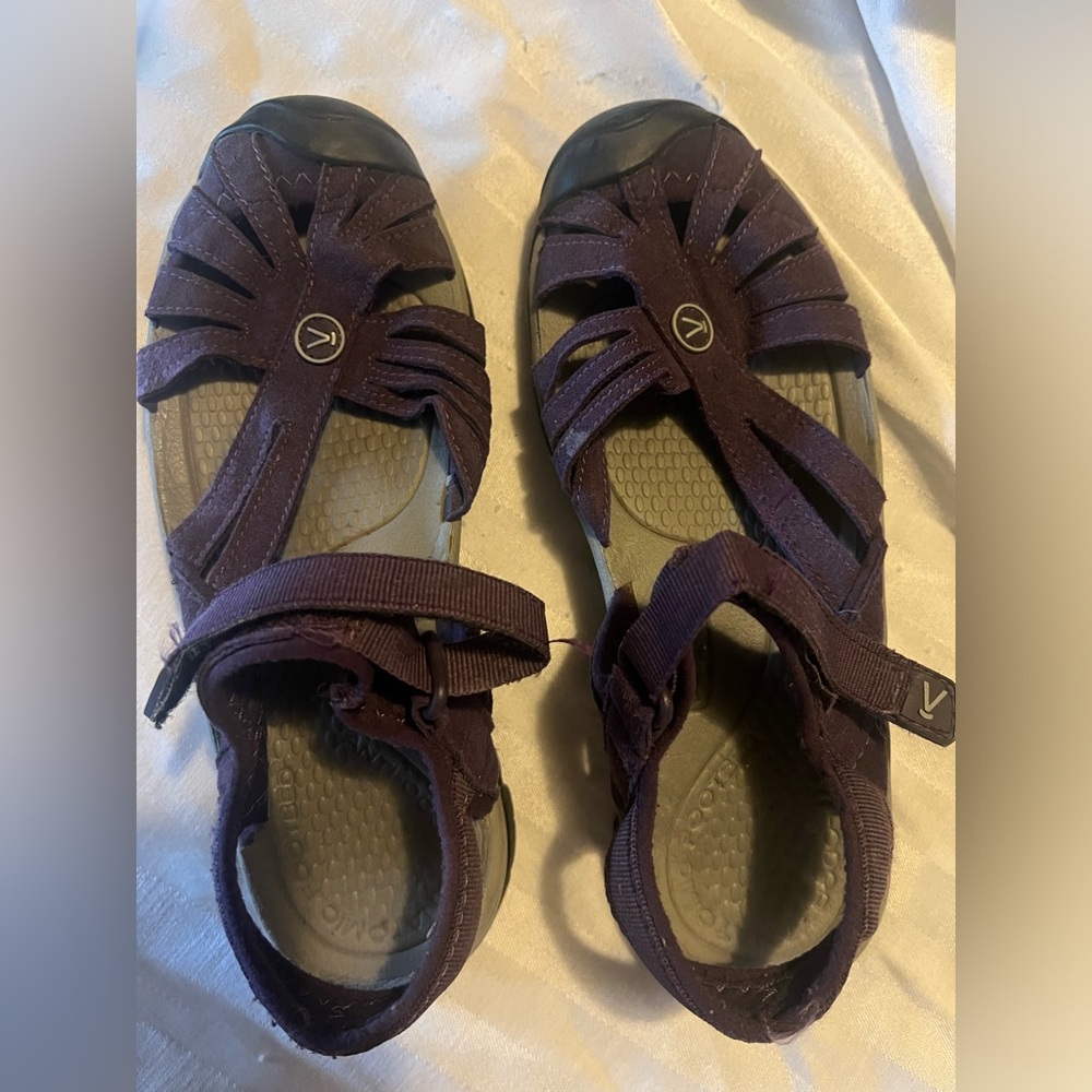 Keen sandals in great used condition! Size 7